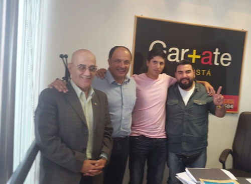 TRES HOMBRES EN BLOQUE