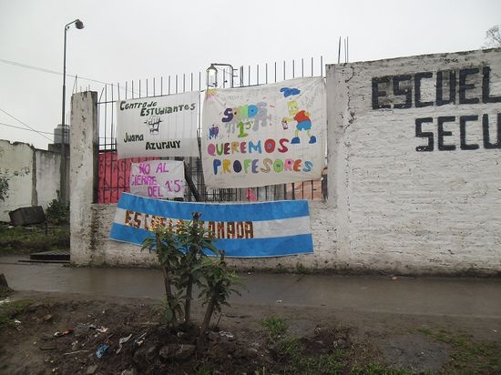 ALUMNOS Y PADRES TOMAN LA ESCUELA MEDIA Nº 6